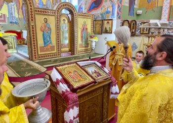 Освячено ікону з мощами рівноапостольних Костянтина і Єлени