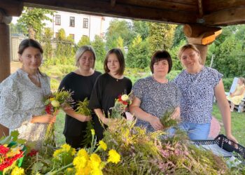 Майстрині-квіткарки нашої «Каплички»