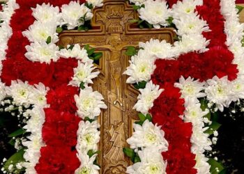 З Хрестопоклонною Неділею вітаємо вас, дорогі брати і сестри!