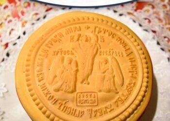 Артос (з грецької Áρτος — «квасний хліб») — особливий освячений хліб, спільний д
