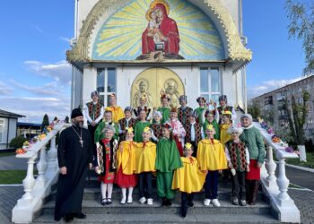 Вітання вихованцями дитячої Хорової студії парафіян у Неділю жінок-мироносиць