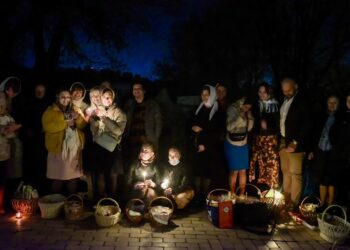 Тексти Пасхальної служби церковнослов’янською з паралельним перекладом.