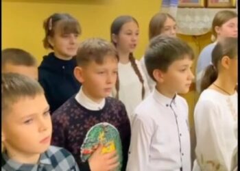 Вихованці Хорової студії разом з батьками та вчителями Недільної школи дякували Вірі Степанівні Арте